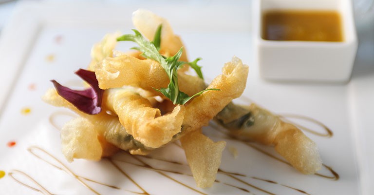 Croustillant de soles et langoustines au basilic, vinaigrette Mangue