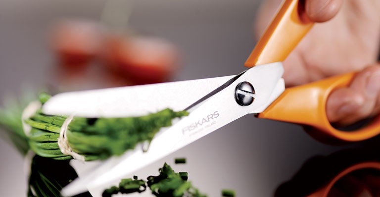 Fiskars, la célèbre marque de ciseaux à anneaux orange