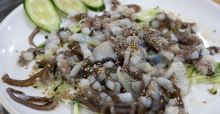Cuisine du monde : Que boire pour accompagner un poulpe vivant ?