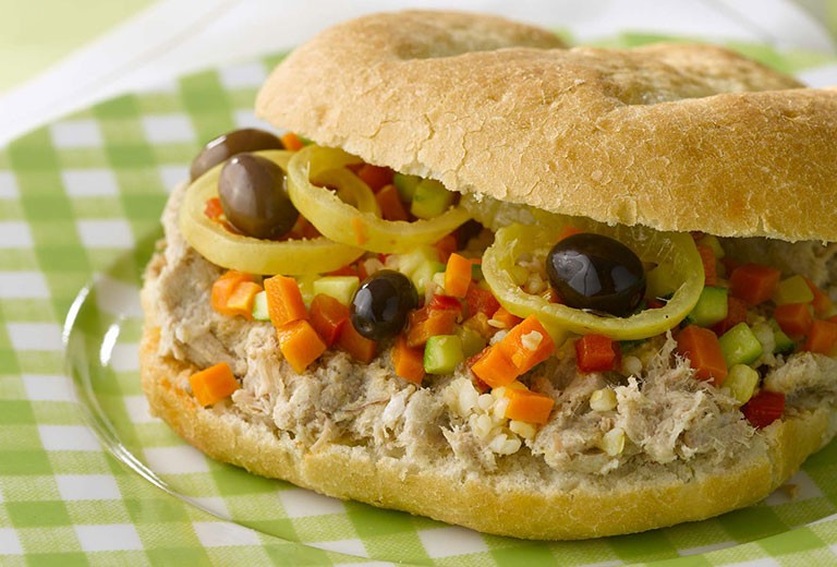 Rillettes aux olives en pan bagnat provençal par Flora Mikula