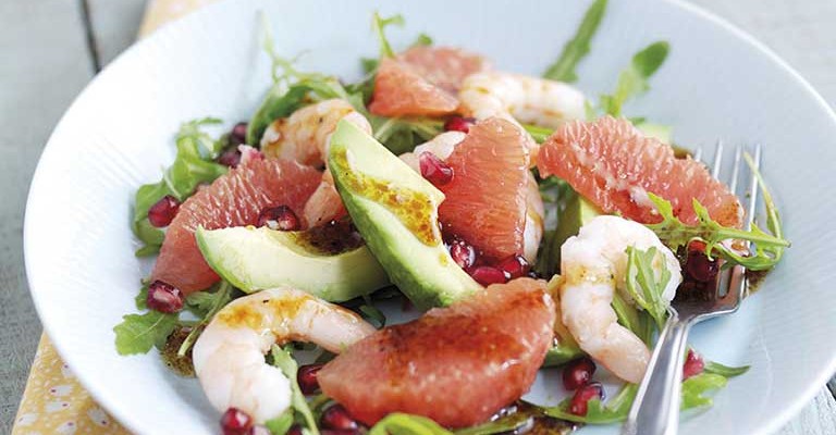 Salade d’avocats du Pérou, pamplemousses roses, grenades et crevettes