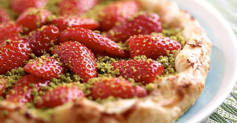Tarte fine aux fraises poudrées de pistaches