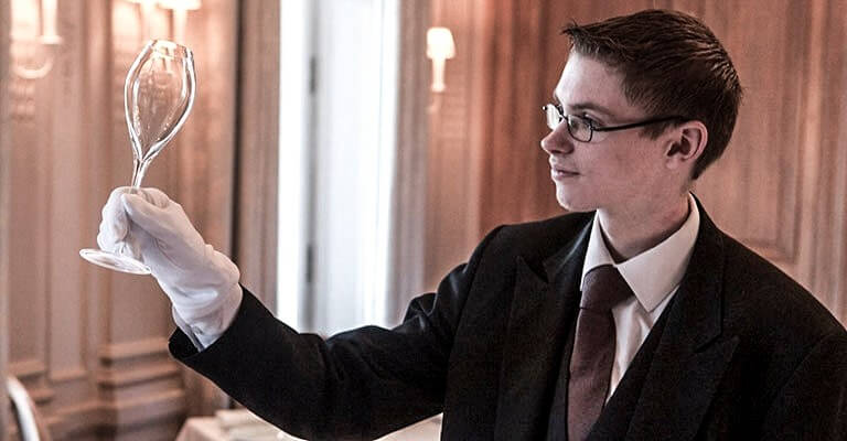 Gabriel Daragnès sommelier au restaurant au fil du zinc à Chablis