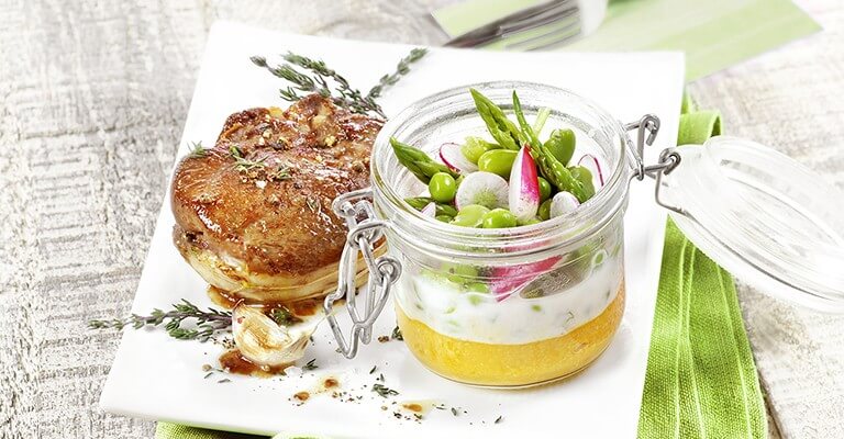 Agneau de lait rôti, printanière de légumes à la crème d’ail et son biscuit à la carotte
