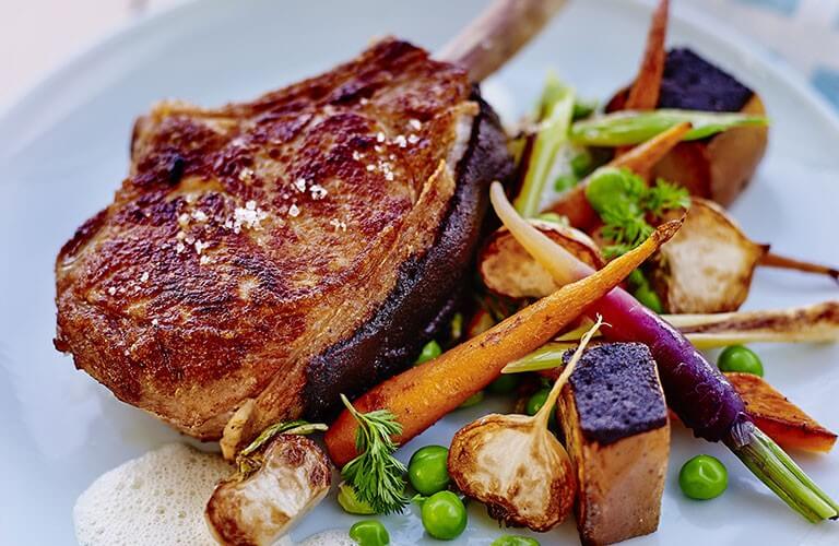 Côte de veau panée à la chapelure de pain brûlé par Beatriz Gonzales du restaurant Neva à Paris