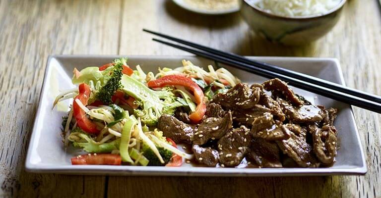 Emincé d’agneau sauté au sésame et aux légumes croquants
