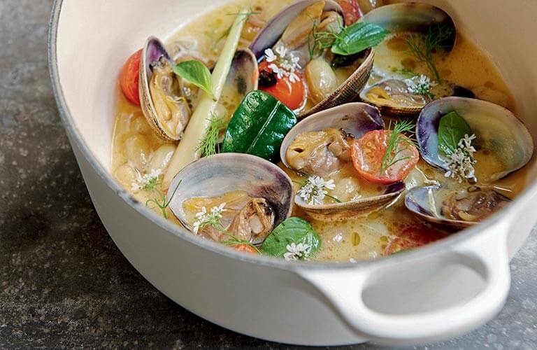 Bouillon de palourdes aux pommes de terre grenaille et tomates confites, William Ledeuil, recette du Livre Bouillons, Editions de la Martinière