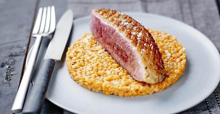 Magret de Canard Fermier des Landes fumé au foin, Lentilles Corail comme un risotto par Mary Henchley, restaurant Le chien de Pavlov à Bordeaux