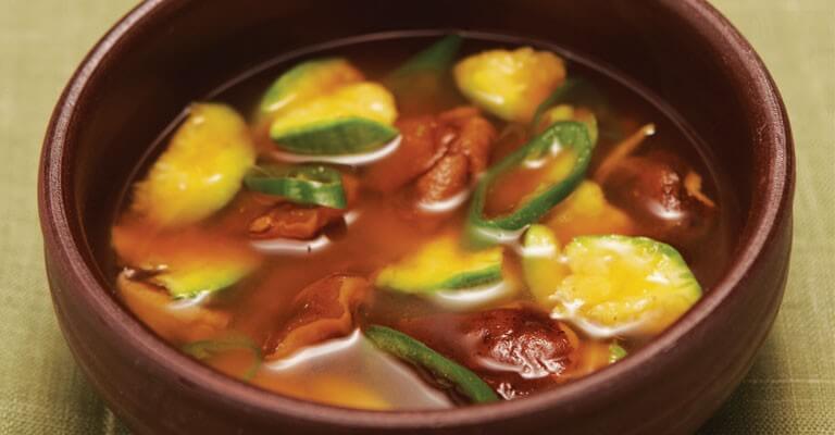 Ragoût à la pâte de soja fermentée et à la courgette ©Cultural Corps of Korean Buddhism