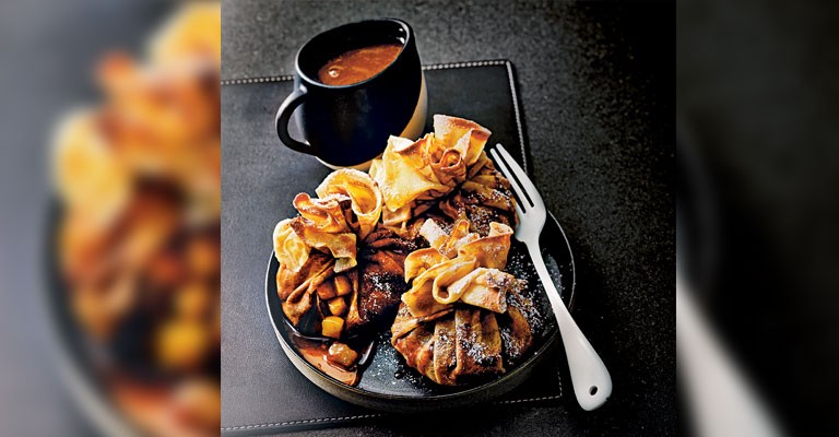 Aumônière de crêpes, pommes sautées, caramel au beurre salé, par Eric Frechon ©Valéry Guedes