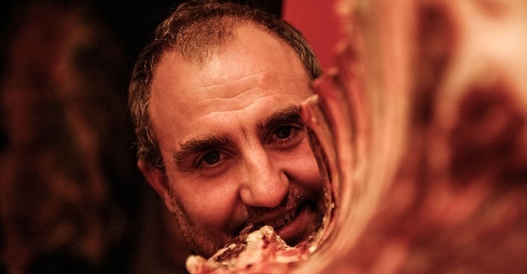 Yves Marie Le Bourdonnec boucher, Boucherie le couteau d'Argent à Asnières ©Ludovic Le Guyader