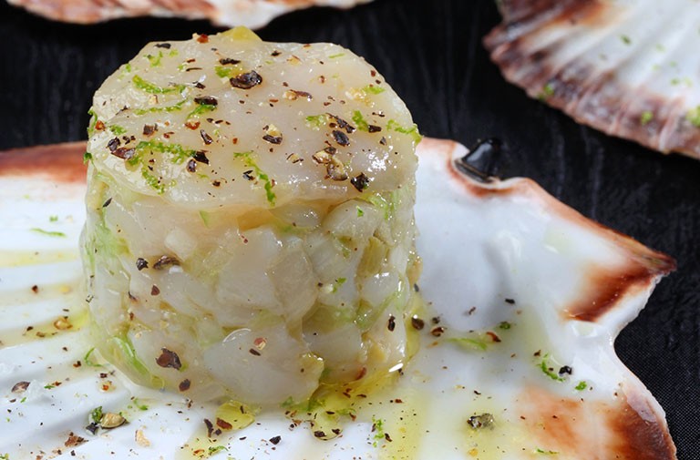 Tartare de Saint-Jacques aux olives d’Espagne