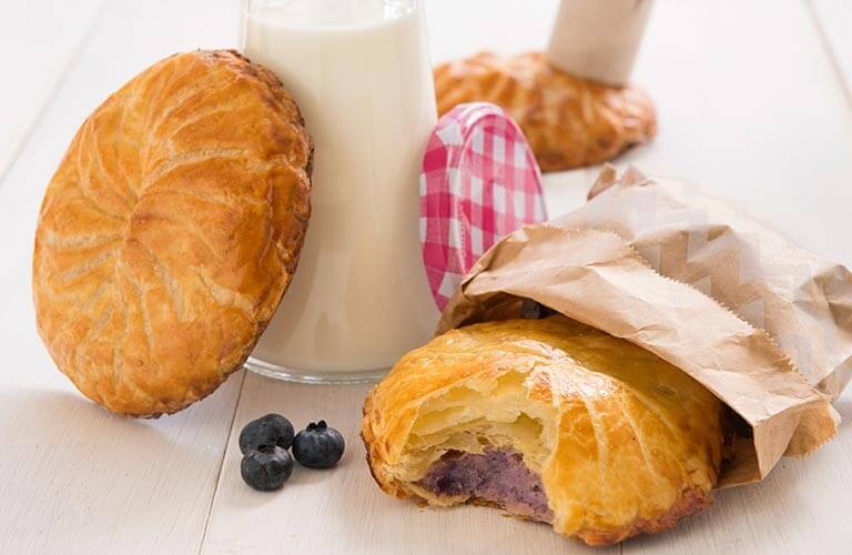 Mini Galettes des rois, frangipane et Confiture Myrtilles-Cassis - Crédit photo : Bonne Maman / Matthieu Langrand et Chloë Sommelet