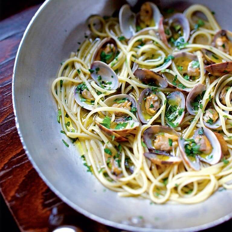 Linguine alle vongole, linguine aux palourdes, extraite du livre A l'italienne