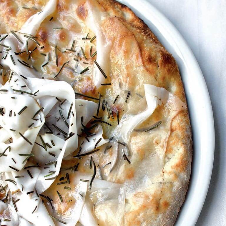 Pizza Chic au lard de Colonnata, extraite du livre "A l'italienne" par Julien Cohen et Anne Chabrol, Editions Le Chêne