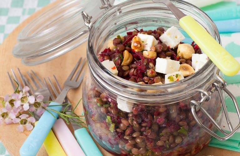 Salade de lentilles vertes du Puy, dés de féta et vinaigrette au miel, Crédit photo : FNLS / Sandra Mahut pour l'Année Internationale des Légumes secs
