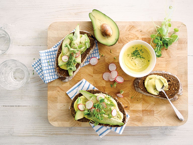 Sandwich avocat radis, sauce amande -  ®Alpro
