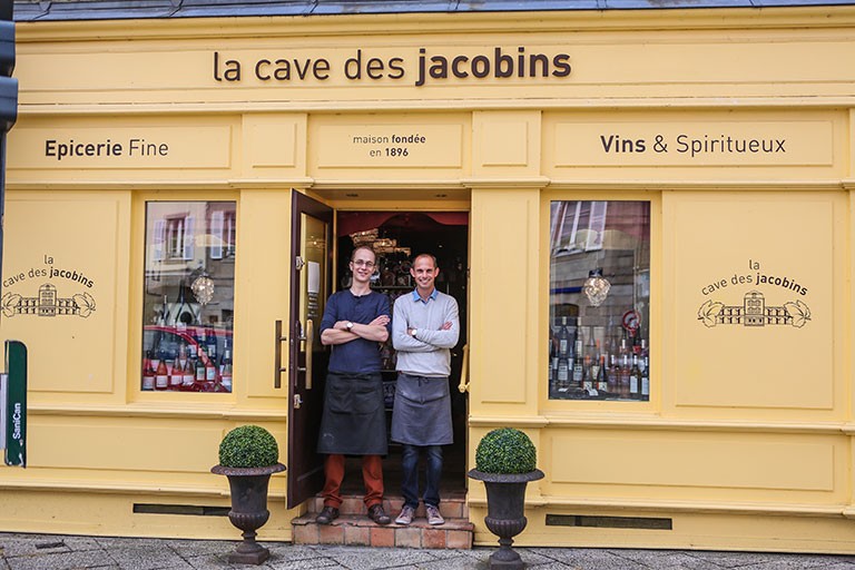 Armel Moisan et Baptiste, devant l'entrée de la Cave des Jacobins, une institution à Morlaix, Finistère Nord