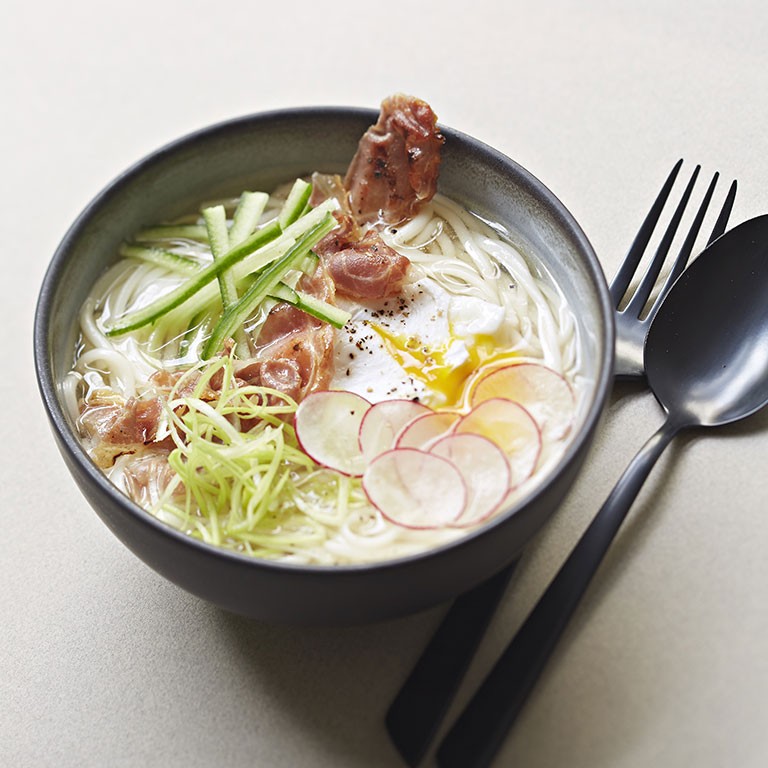 UDON DE NAGASAKI EN BOUILLON À L’OEUF, JAMBON ET CRUDITÉS