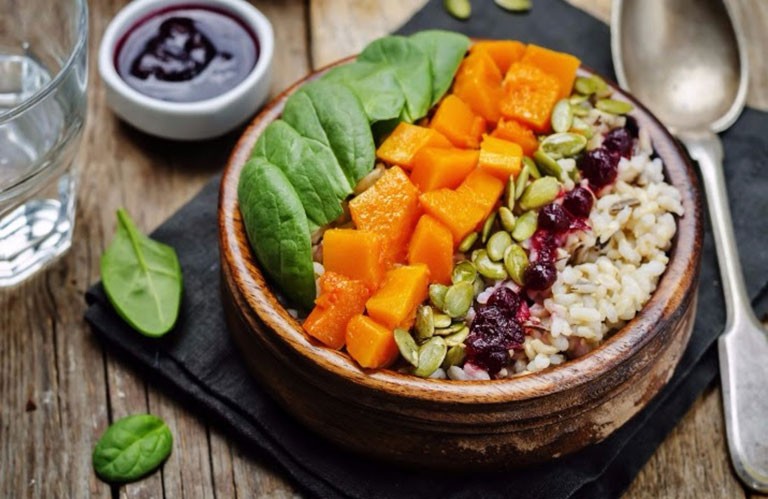Buddha bowl, Carotte, betterave, quinoa, épinard