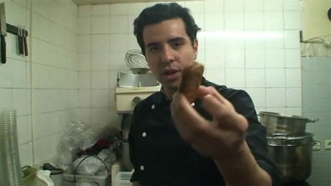 Abdel Alaoui réalise une verrine au coulis de mangue, crème de coco et Spéculoos